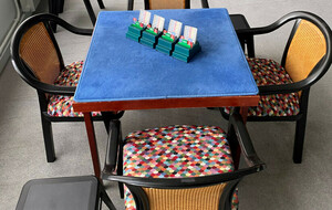 Biding box vertes sur table bleue, fauteuils assortis