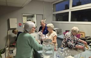 Les petites mains qui lavent les verres