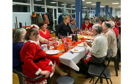 La table des bénévoles lors du mardi festif du jeudi.